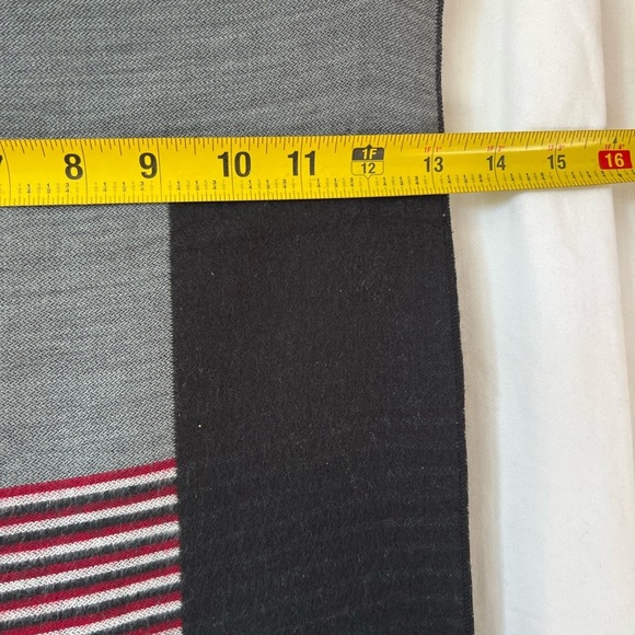 Pashmina & Silk Blend Geometrical Scarf Black/Gray/Red 64"x13" - Picture 4 of 4